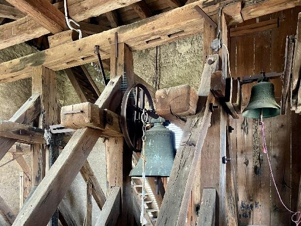 Zvonová stolice se stávajícími zvony – sv. Václavem z roku 1946 a bezejmenným umíráčkem z roku 1950 | Foto: Tomáš Koňařík | Licence: Všechna práva vyhrazena