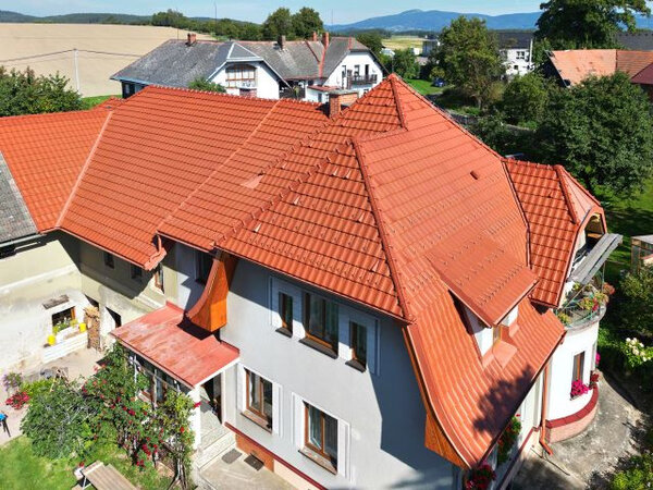 Objekt s členitou střechou získala nové tašky Contiton 12 (Stodo 12) značky Tondach.