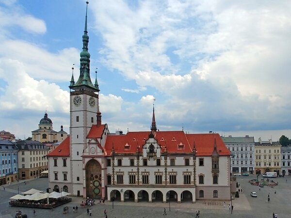 Střechy oloumoucké radnice získaly nové prejzy od společnosti Tondach.