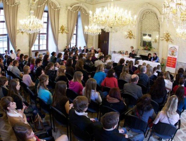 Předávání cen vítězů soutěže „Praha plná památek“ na slavnostním ceremoniálu.