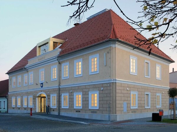 Radniční budova byla postavena v letech 1822 až 1825. 