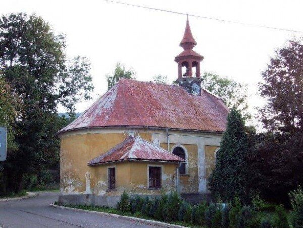 Kostel sv. Vojtěcha v Ostašově opravují postupně dobrovolníci (archivní snímek).