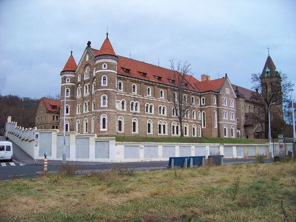 Klášter s kostelem sv. Gabriela na Smíchově je jedinečnou památkou beuronské architektury.