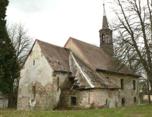 Kostel sv. Petra a Pavla ve Volyni na Chomutovsku na archivním snímku z roku 2008. 