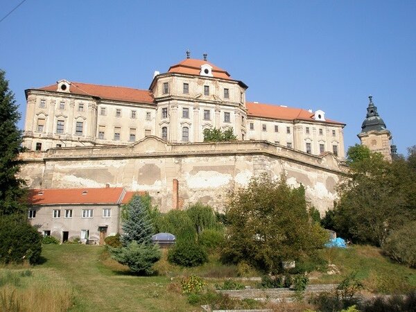 Celkový pohled na barokní klášter Chotěšov od jihu 