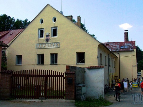 Budovy pivovaru v Úněticích při slavnostním znovuotevření 11. června 2011.