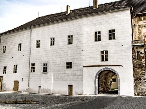 Obnova sgrafitové fasády Žerotínského paláce byla dokončena v roce 2017.