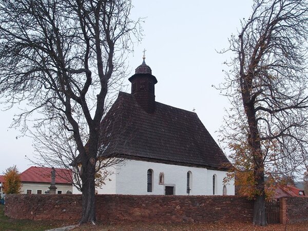 Kostel Narození Panny Marie představuje působivou drobnou církevní stavbu raně gotického charakteru.