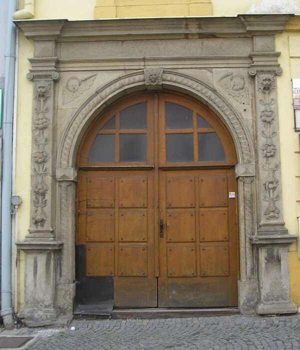 Bohatě zdobený pískovcový portál na Frušauerově domě v Ivančicích