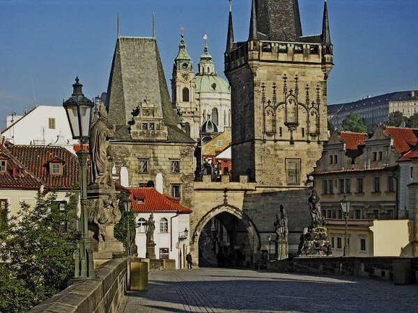 Přednášky Klubu Za starou Prahu se budou konat v Juditině věži (levá věž) na Karlově mostě. V bílém domě před věží funguje stejnojmenné specializované knihkupectví.