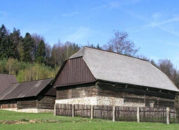 Ve skanzenu v Chanovicích je instalováno zatím 15 objektů. V depozitáři je jich dalších deset, jejichž reinstalace čeká na peníze z dotací. (ilustrační foto)