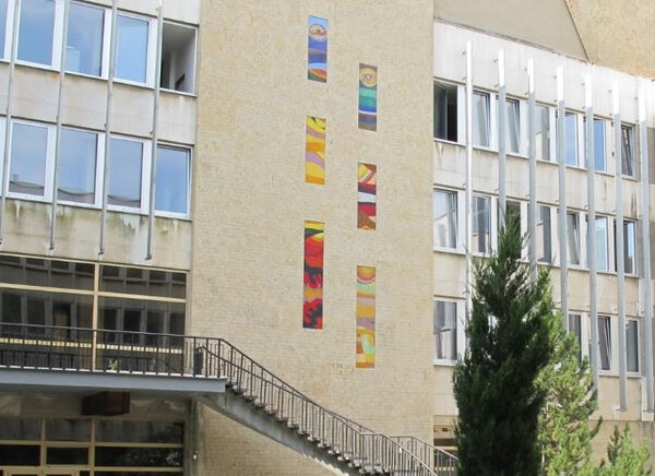 Část mozaiky Země původně umístěné na budově magistrátu Mostu od Jaroslava Bejčka (ilustrační foto)