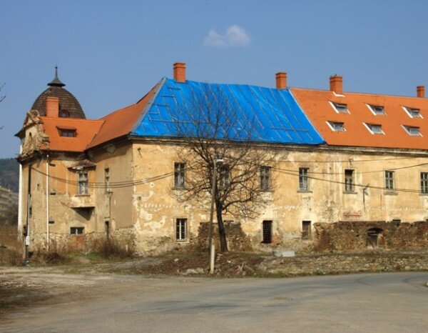 Opravy zámku budou město Králův Dvůr stát 19 milionů korun. Z evropských fondů získalo město 15 milionů korun, z nichž část půjde na splátku za koupi zámku. 