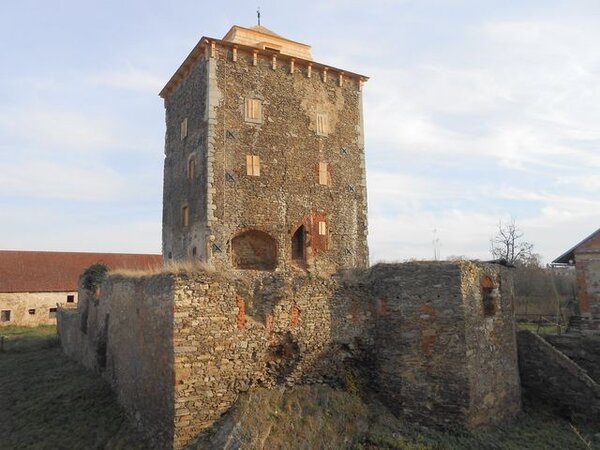Regionální muzeum Kolín obdrželo cenu za obnovu tvrze Hradenín v soutěži Patrimonium pro futuro v kategorii Obnova památky, restaurování za rok 2015.