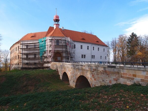 Památkově chráněný zámecký areál ve Stráži pod Ralskem se nachází na vyvýšeném místě východně od historického jádra města. | © Kryštof Havlice