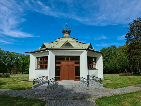 Ďáblický hřbitov, za jehož návrhem z let 1912–1914 stojí architekt Vlastislav Hofman.