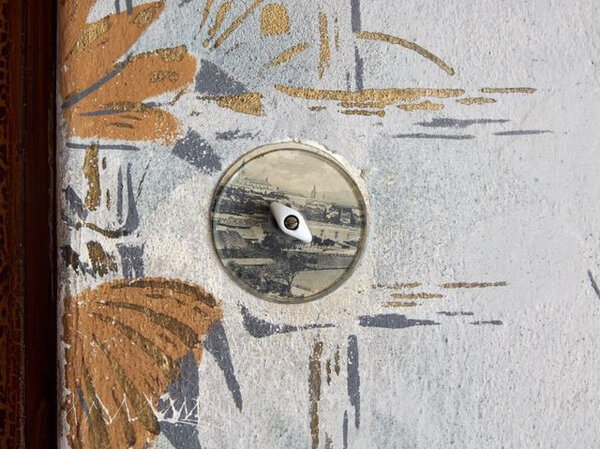 Detail vypínače z interiéru venkovského stavení (ilustrační snímek z pozvánky na výstavu)