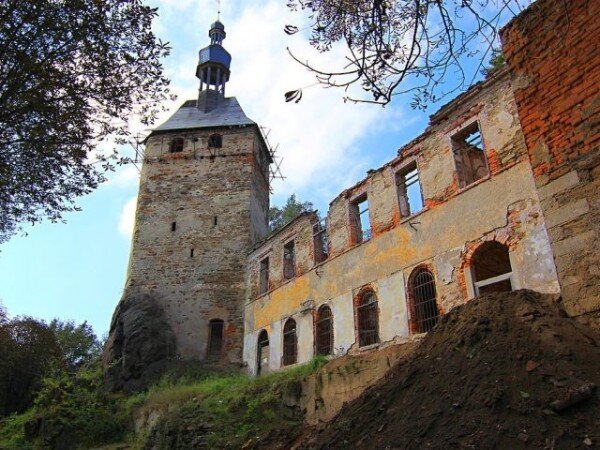 Dobrovolníci pomáhají s obnovou zříceniny hradu Hartenberg už 16 let.