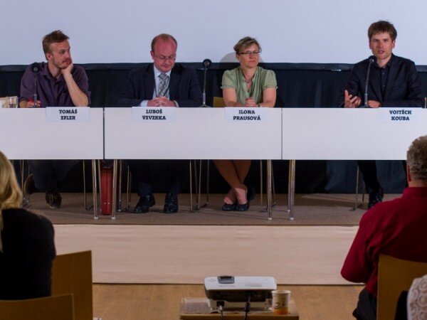 Druhé panelové diskuze se zúčastnili zleva Tomáš Efler, Luboš Veverka, Ilona Prausová a moderátor Vojtěch Kouba.