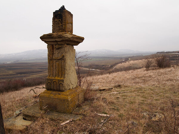 Torzo kamenného kříže z roku 1801 představuje cenný příklad monumentálního klasicistního díla.