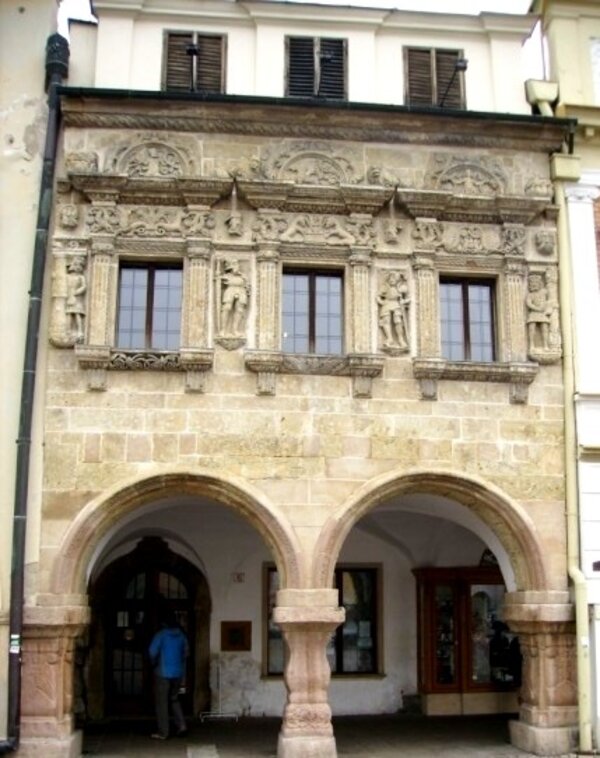 V domě U Rytířů v Litomyšli našli restaurátoři renesanční malovanou rozetu. 