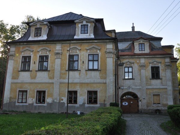Na zámku v Medlešicích by měla být po opravě památky mateřská škola, expozice muzea a prostory pro klubovou činnost místních obyvatel.