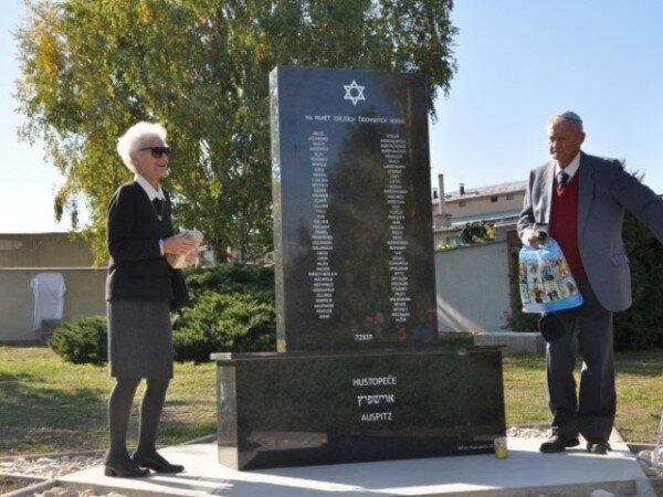Judith Leifer a Shmuel Loeb, vnuci posledního hustopečského rabína Isidora Böcka, u nového pomníku v obnoveném židovském hřbitově v Hustopečích. 