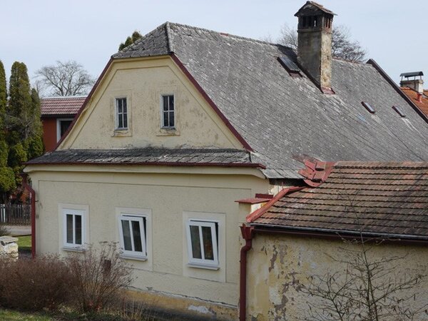 Příklad necitlivě provedené výměny oken v historické zástavbě nezachovávající původní členění, materiál a způsob otevírání