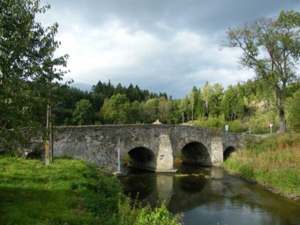 Tříobloukový historický most v Ronově nad Sázavou poškodily nedávné deště. 