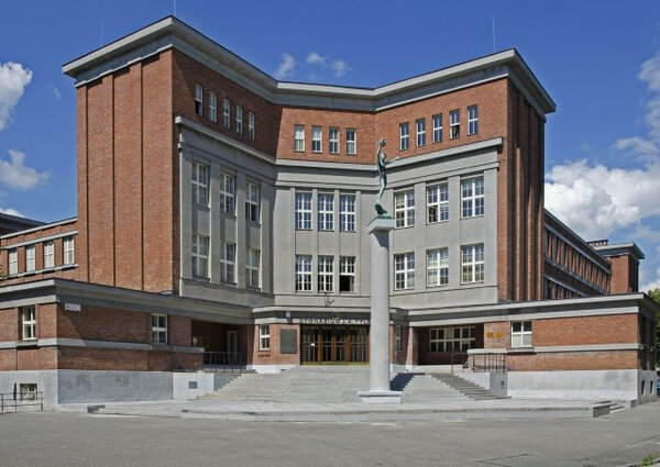 Rašínovo státní gymnázium navrhl architekt Josef Gočár.