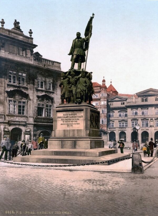 Historický snímek pomníku maršála Radeckého na Malostranském náměstí v Praze.