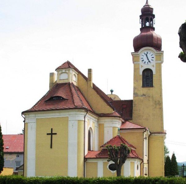 Raně gotický kostel byl pravděpodobně zbourán na začátku 19. století a místo něj byl postaven nový církevní stánek v neobarokním stylu.