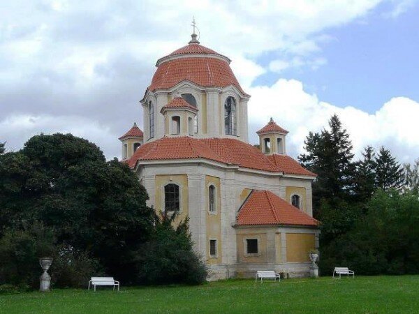 Na rekonstrukci střechy kaple sv. Anny v Panenských Břežanech byly použity prejzy vyrobené společností TONDACH.