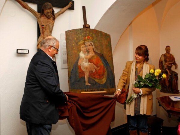 Repliku hlavního deskového obrazu Panny Marie Pomocné, který bude zdobit Johnovu kapli v obci Studený, se podařilo realizovat občanskému sdružení Pod Studencem.