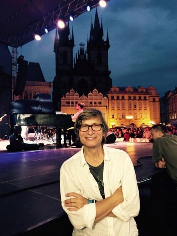 Rudy Linka je uznávaný jazzový kytarista a pořadatel Bohemia jazz festu, který se odehrává v historických městech České republiky.