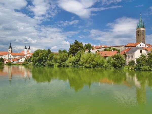 Telč postupně opravuje takzvaný Panský dvůr, bývalé hospodářské zázemí zámku. Na ilustračním snímku je pohled na Telč přes hladinu Ulického rybníka.
