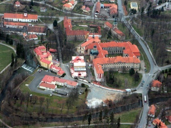 Letecký pohled na areál cisterciáckého kláštera v Plasích. 