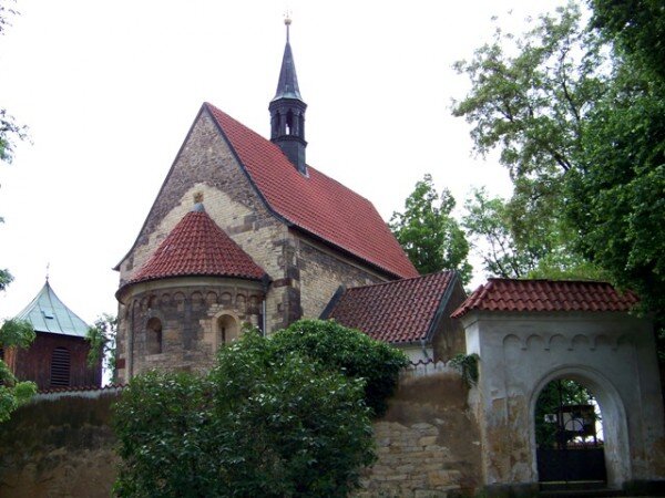 V kostele Stětí sv. Jana Křtitele v Dolních Chabrech budou od 9. dubna znovu hrát nově zrekonstruované varhany.