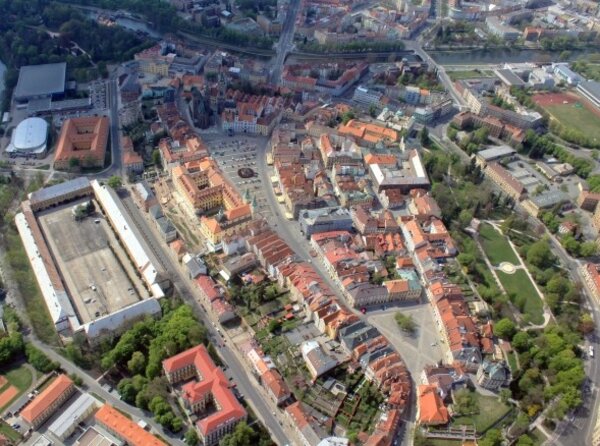 Architektonická soutěž se bude týkat severních teras města i obnovy sousedních Žižkových sadů (na snímku vpravo). 