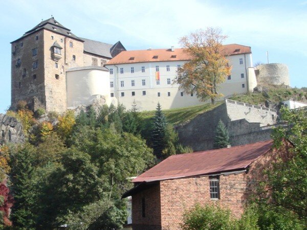 Zámecký a hradní areál v Bečově nad Teplou představuje svým dochovaným středověkým hradem, upraveným renesančním palácem a barokním zámkem unikátní architektonický celek.