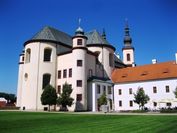 Piaristický kostel Nalezení sv. Kříže s kolejí je výraznou dominantou Litomyšle. 