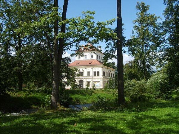 V zámeckém parku v Ostrově opraví vstupní bránu a sochu sv. Jana Nepomuckého.