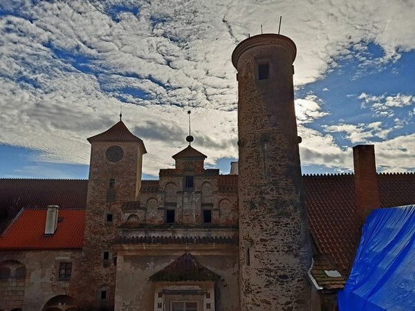 Pohled na hodinovou věž a část opravované střechy nad spojovací chodbou