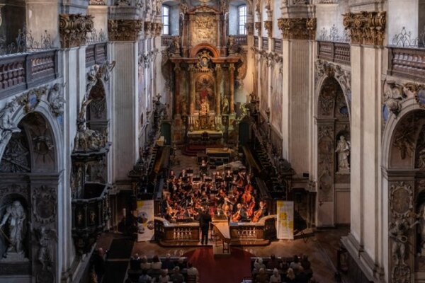 V kostele sv. Vojtěcha vystoupí Filharmonie Hradec Králové pod taktovkou polského dirigenta Jana Miłosze Zarzycka.
