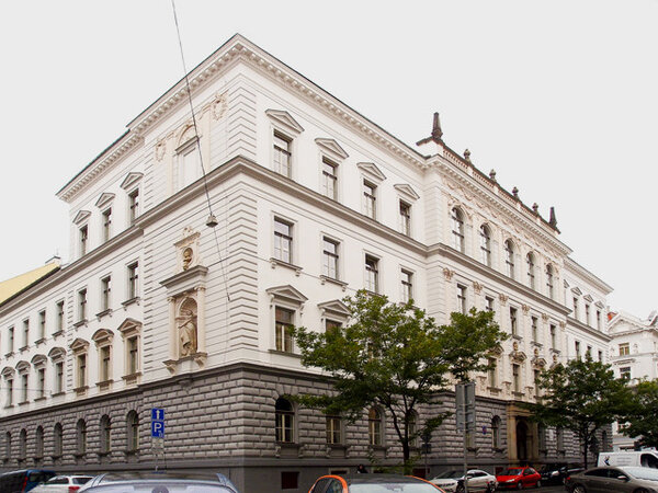 Novorenesanční školní budova byla postavena v letech 1900–1901 pro potřeby německé reálky.