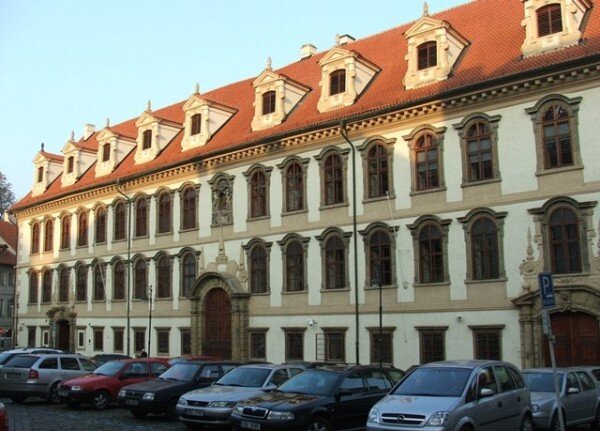 Deset let po nákladné rekonstrukci Valdštejnského paláce, kde sídlí Senát, horní komora parlamentu České republiky, se musí přistoupit k opravám opukových říms a části střech.