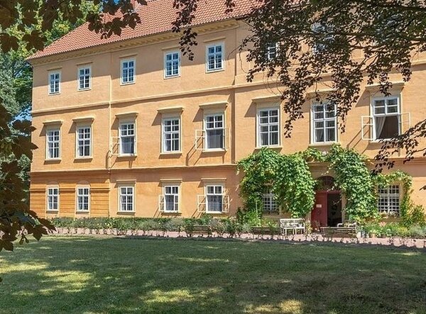 Současná podoba zámku Maleč je v empírovém stylu.