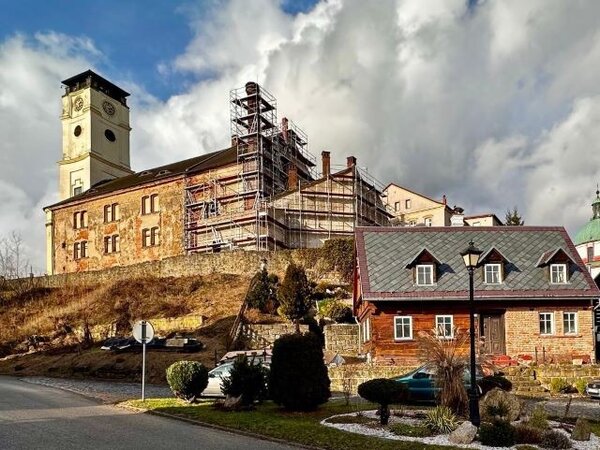 Komplex budov s bývalým kostelem Narození Panny Marie v Jablonném v Podještědí čeká nové využití.