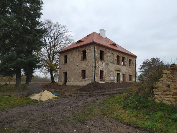 Zámeček s obnovenou střechou