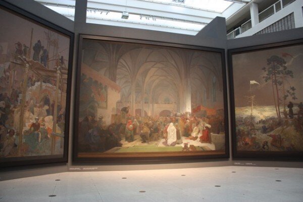Husitský triptych Kouzlo slova z cyklu Slovanská epopej od Alfonse Muchy vystavené ve Veletržním paláci Národní galerie v Praze.